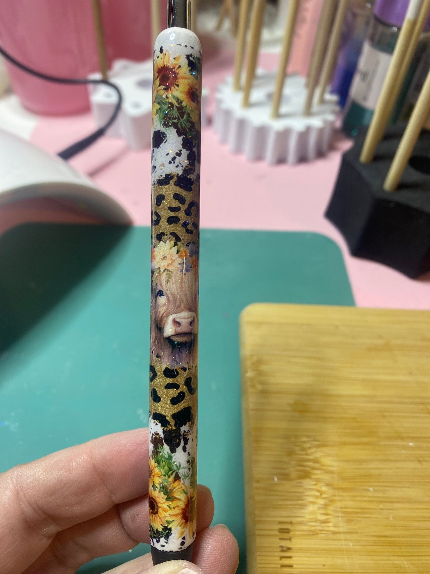 Highland cow & Sunflower cowhide pen wrap Glitter pen, pen wrap with Lots of vibrant colors sparkle.   Gorgeous glitter pen