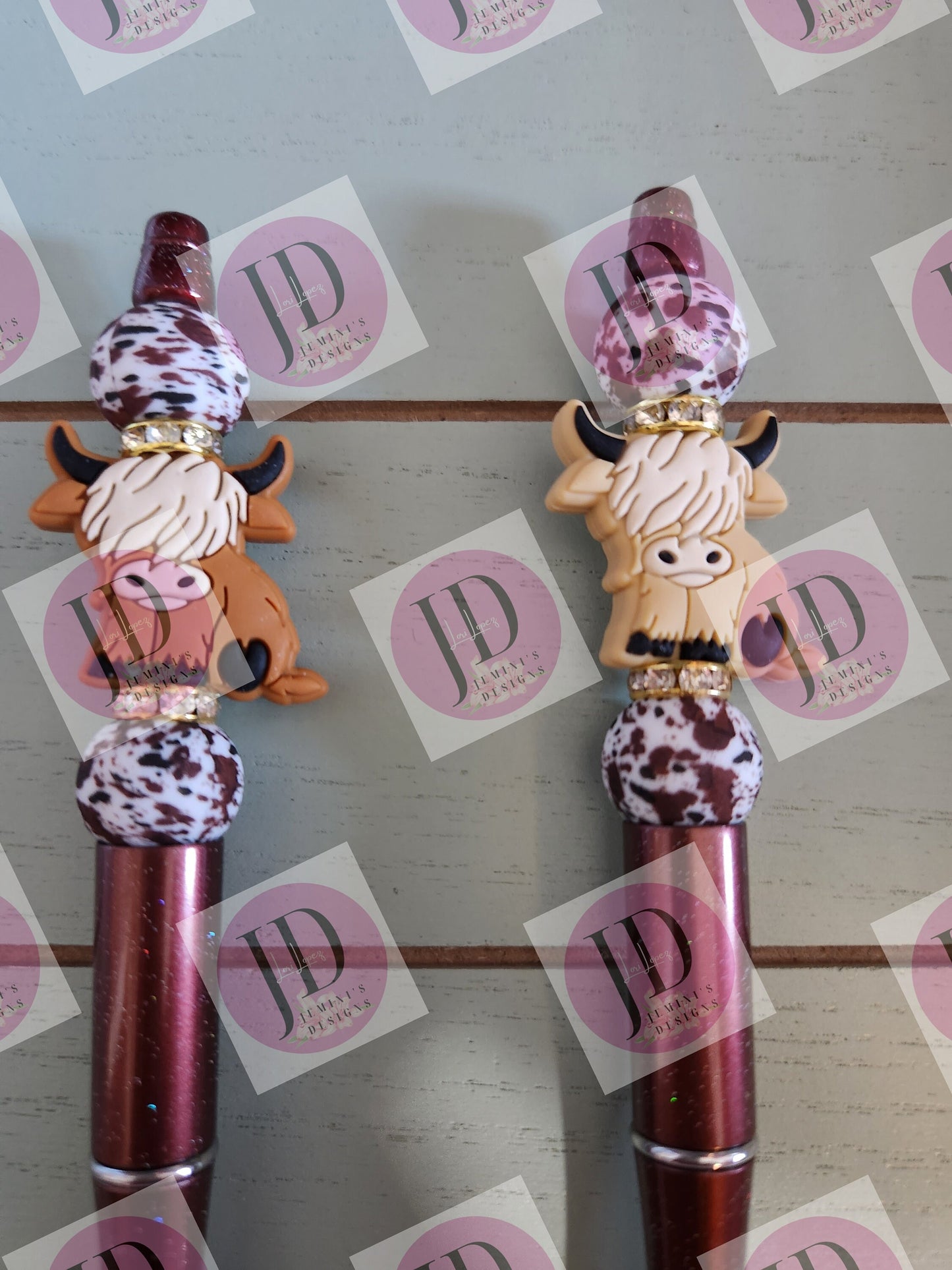 Highland cow beaded twist pen, light or dark brown.   Highland cow silicone bead twist pen