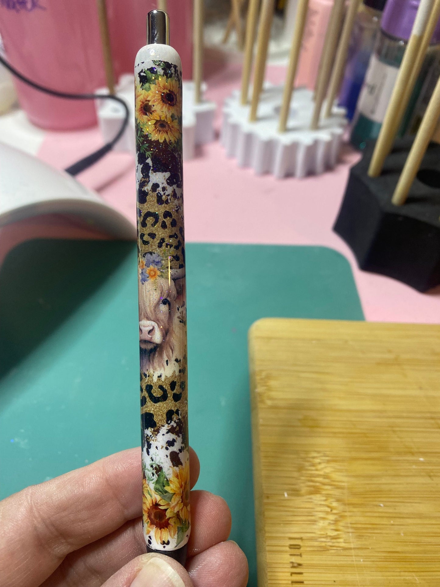 Highland cow & Sunflower cowhide pen wrap Glitter pen, pen wrap with Lots of vibrant colors sparkle.   Gorgeous glitter pen