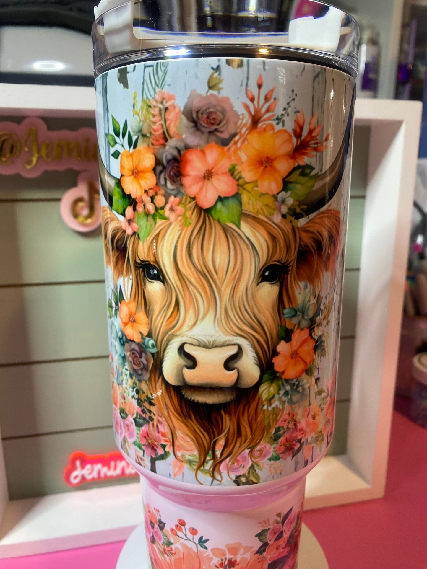 Highland Cow Peach floral, distressed wood and flowers, 40oz , pink, peach tumbler,  Highland cow & flowers  tumbler, gift for her