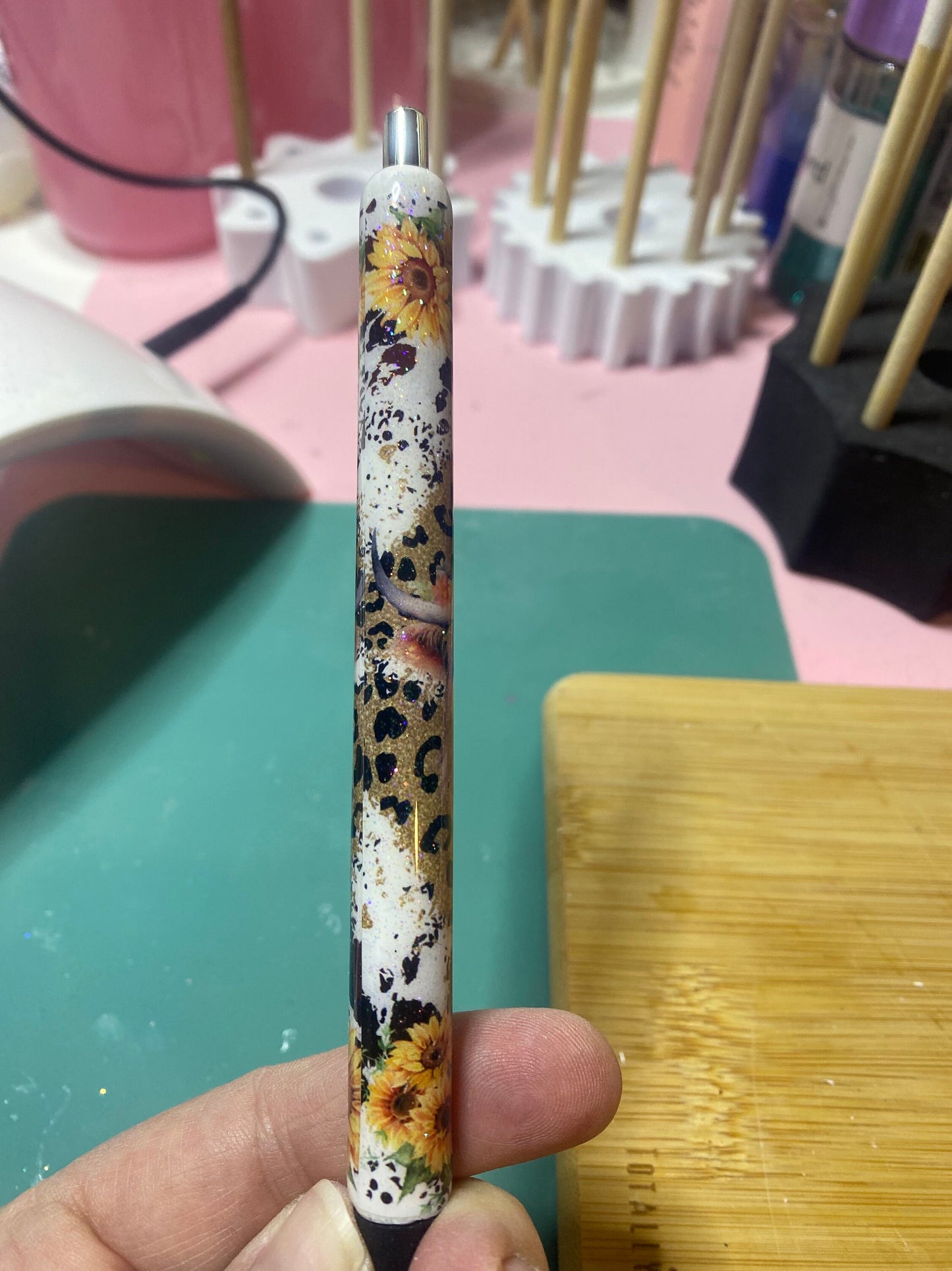 Highland cow & Sunflower cowhide pen wrap Glitter pen, pen wrap with Lots of vibrant colors sparkle.   Gorgeous glitter pen